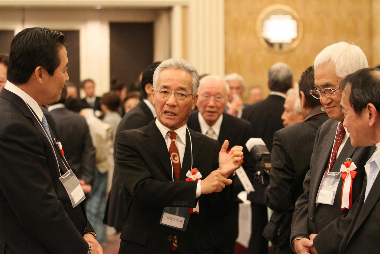 11年12月、岡本伊三美氏の出版記念祝賀会で談笑する、左から日本ハム梨田前監督、上岡龍太郎さん、安藤統男氏ら。中央奥は岡本氏