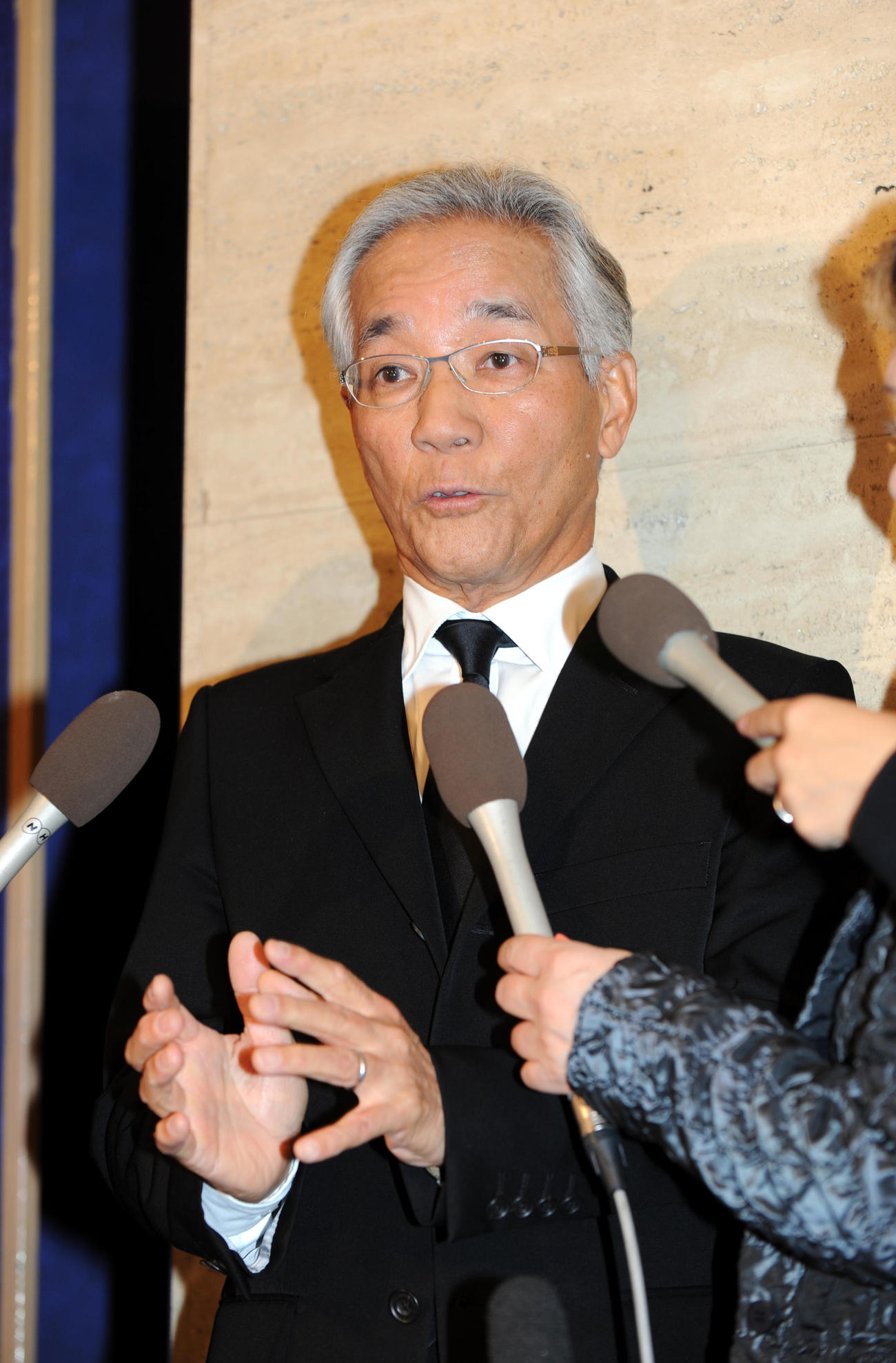 11年12月「立川談志お別れの会」に参加後、故人との思い出話を披露する上岡龍太郎さん