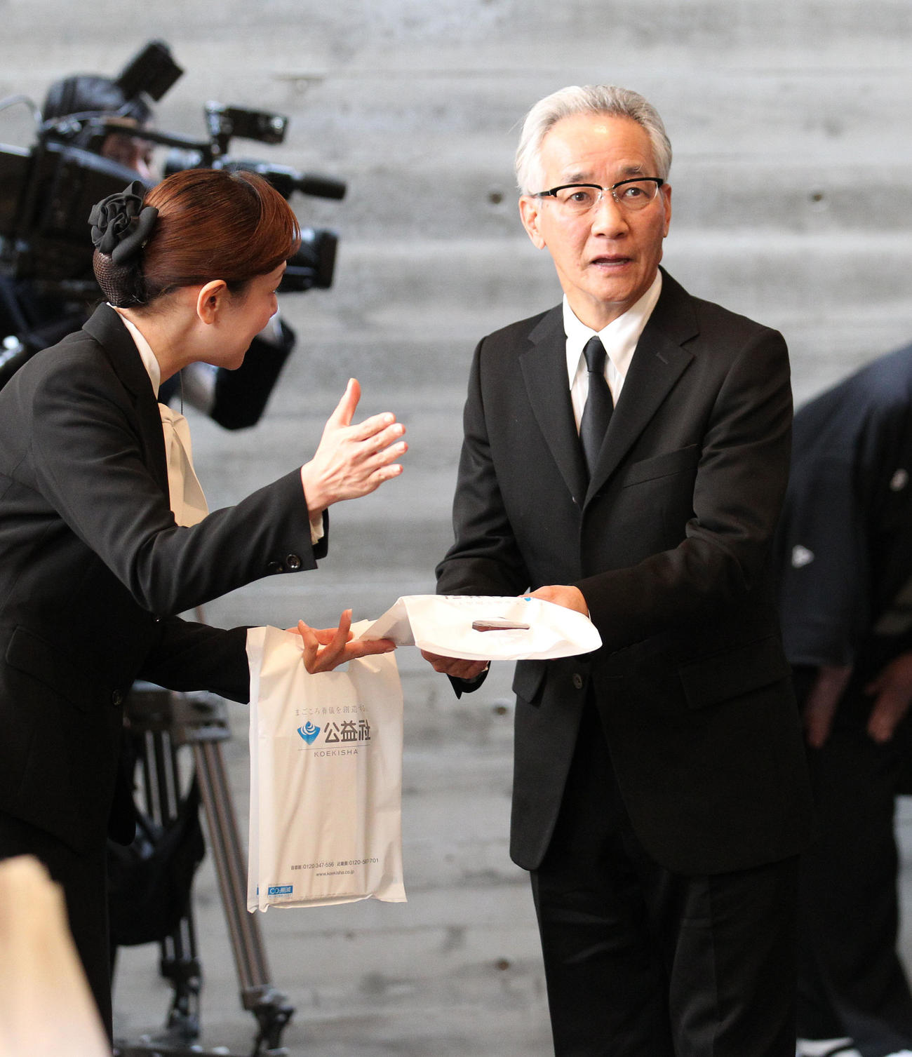 15年3月、桂米朝さん告別式に参列した上岡龍太郎さん（右）