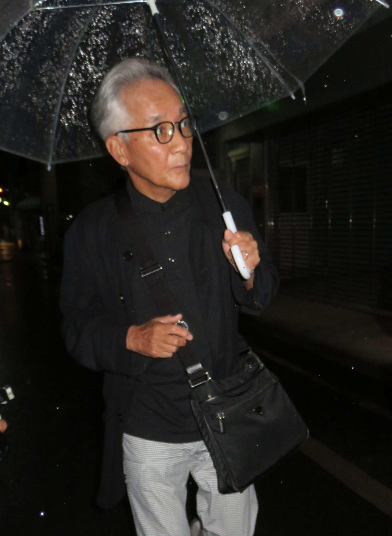 16年9月、弟子のテントさん死去に関して、雨の中、取材に対応する上岡龍太郎さん