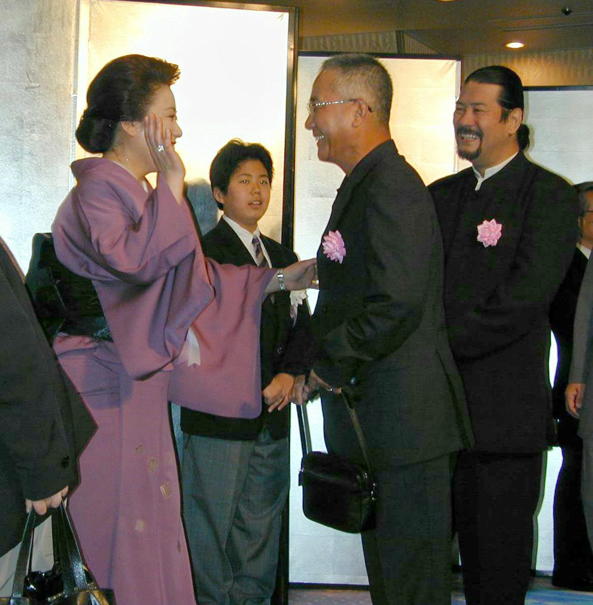 02年5月、藤山寛美さんの13回忌に出席した上岡龍太郎さん（中央）に礼をのべる藤山直美（左）