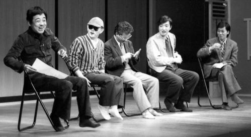 85年12月、立川流落語会で立川談志さん（左端）、山本晋也さん（左から2人目）らと談笑する上岡龍太郎（同3人目）さん