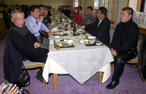 02年12月、「第3回中村紀洋チャリティーゴルフコンペ」懇親会に参加した上岡龍太郎さん（左）