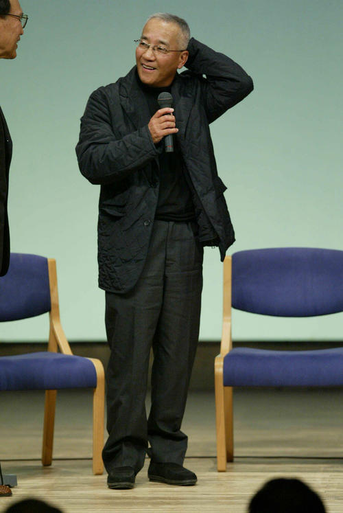 04年11月、横山ノック一門会「なにをいまさら横山ノック～ノックとその仲間たち」の舞台に上がった上岡龍太郎さん