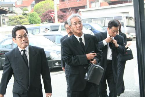 07年5月、横山ノックさんの通夜に訪れた上岡龍太郎さん（中央）