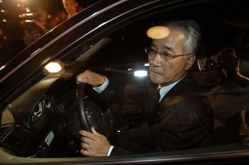 07年5月、横山ノックさんの通夜から自動車を運転して帰る上岡龍太郎さん