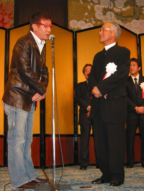 08年11月、雀々出版記念パーティーに出席した、やしきたかじんさん（左）と上岡龍太郎さん