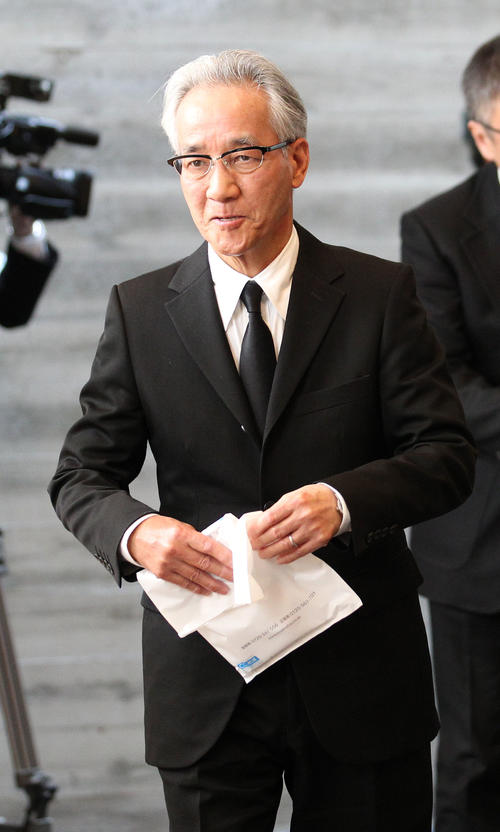 15年3月、桂米朝さん告別式に参列した上岡龍太郎さん