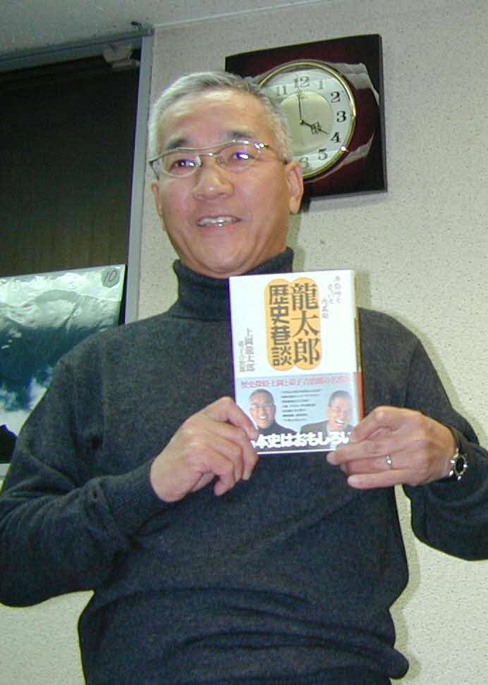 02年2月、自著の即売サイン会を開いた上岡龍太郎さん