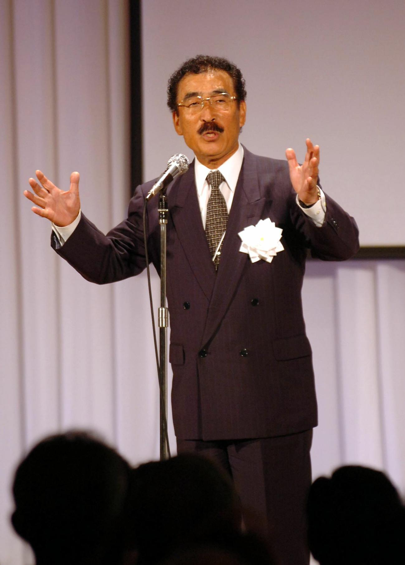 横山ノックさんのお別れ会でエピソードを話す青芝フック（2007年6月撮影）