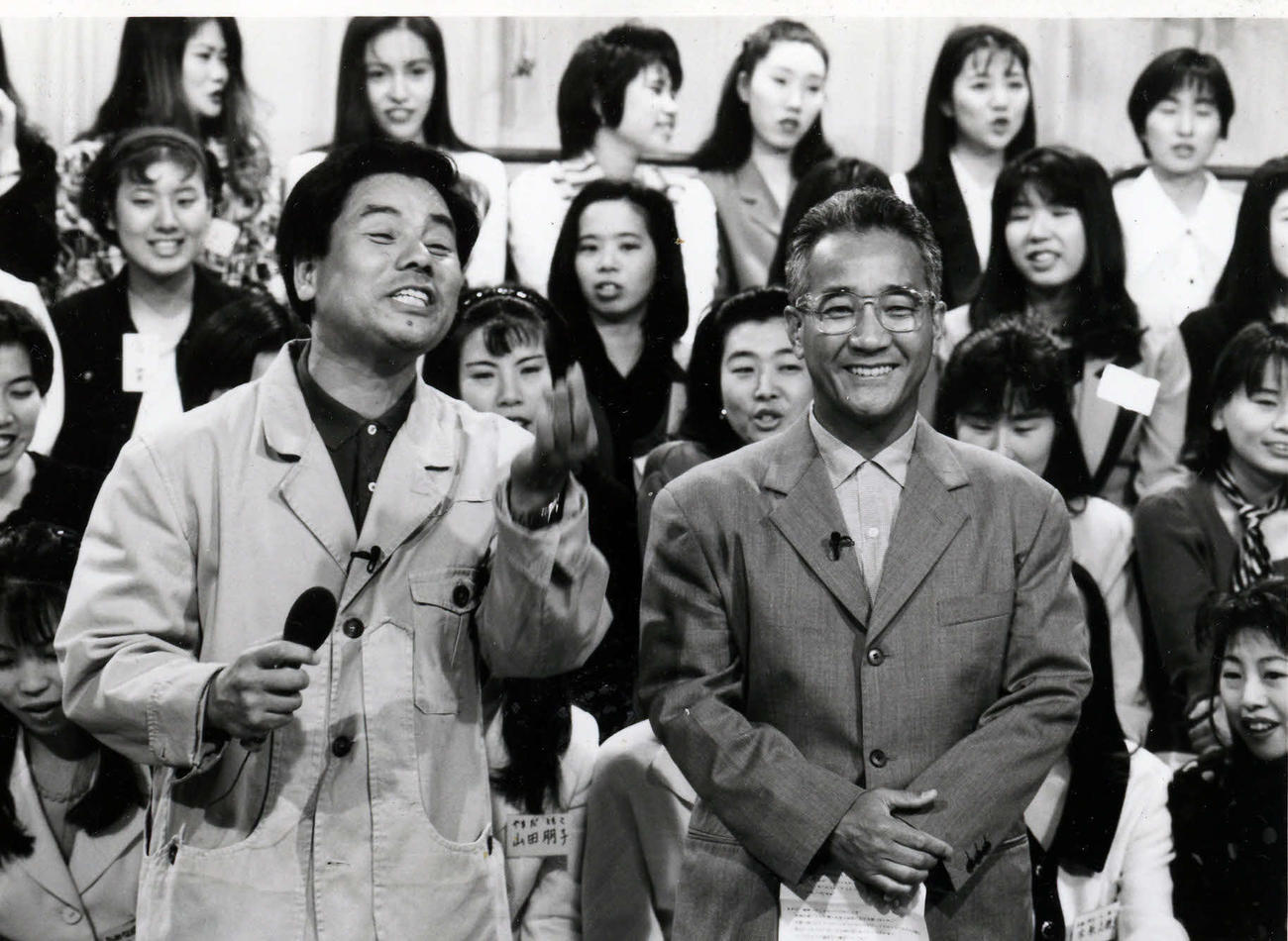 93年、「ノックは無用」に出演するの上岡龍太郎さん。左は桑原征平アナウンサー