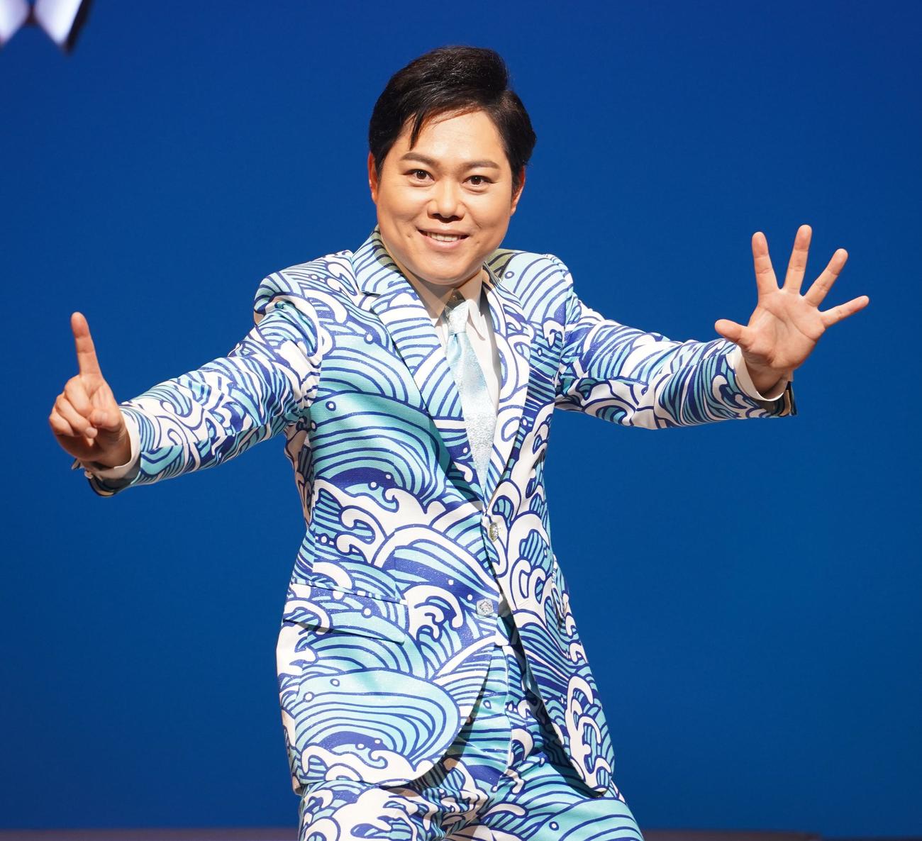 15周年をアピールする三山ひろし（撮影・佐藤勝亮）