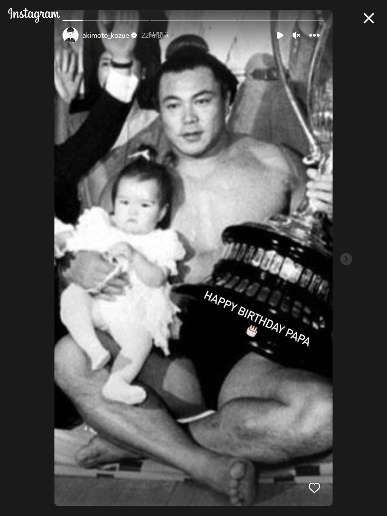 優勝トロフィーとともに幼少期の秋元梢を抱いた全盛期の千代の富士さん（秋元梢のインスタグラムから）
