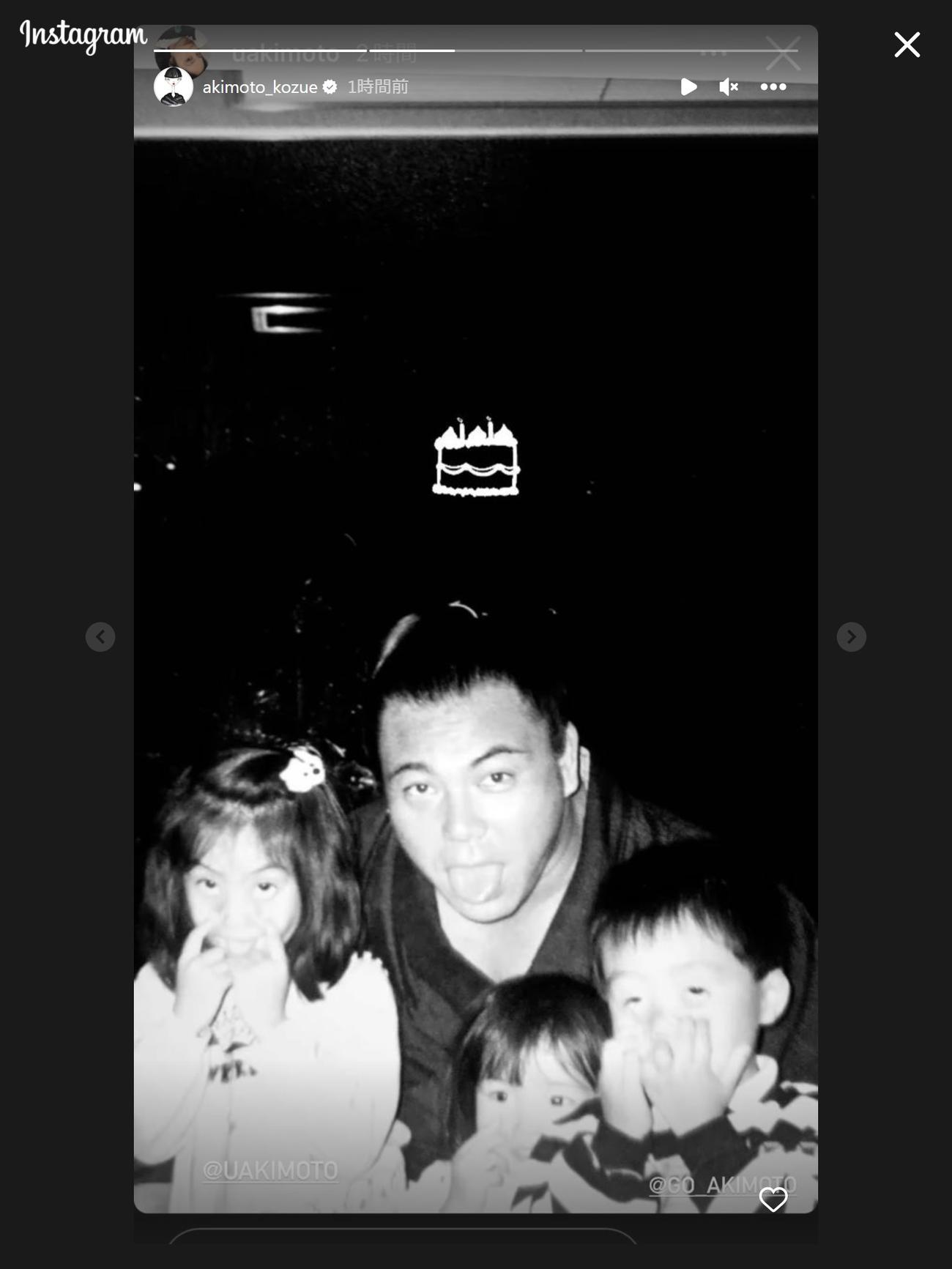 幼い子どもたちと一緒に“あっかんべー”した千代の富士さん（秋元梢のインスタグラムから）