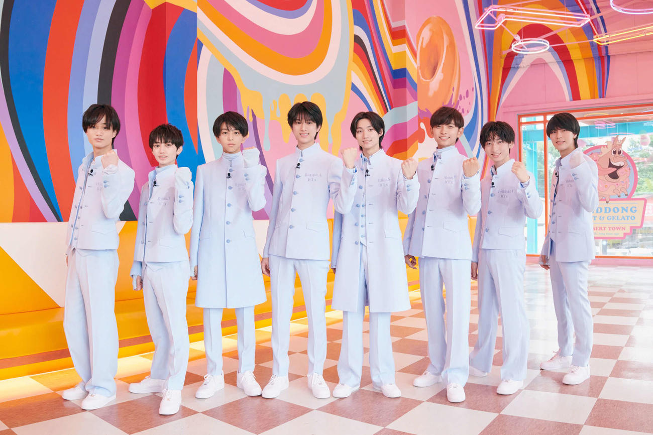 メジャーデビュー発表記者会見に臨んだ、左からICExの中村旺太郎、山本龍人、八神遼介、阿久根温世、志賀李玖、竹野世梛、筒井俊旭、千田波空斗