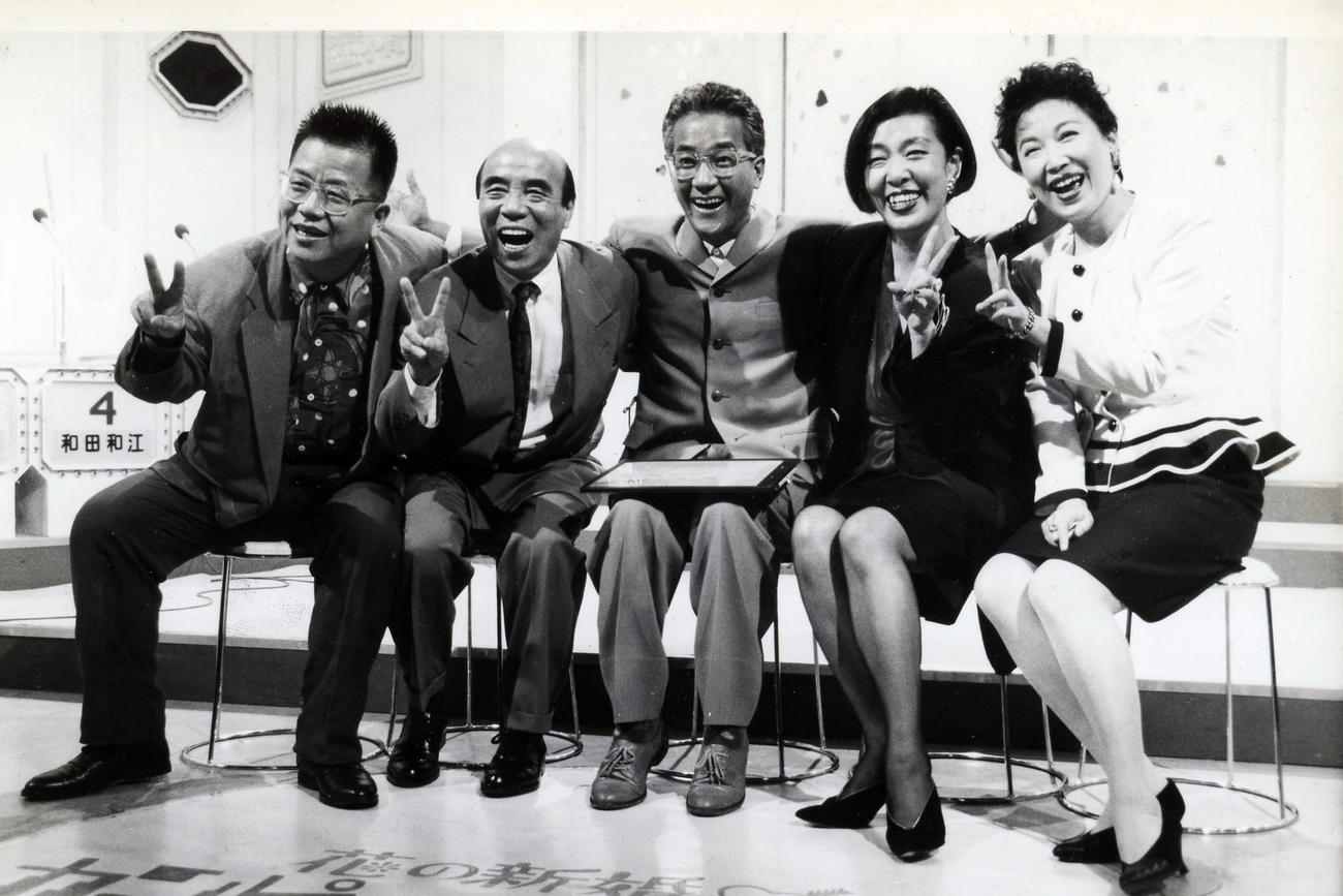 横山ノックさん（左から2人目）と肩を組む上岡龍太郎さん（同3人目）