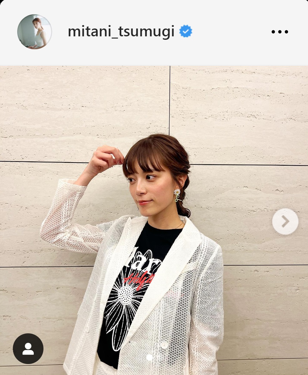 花をモチーフにした涼しげなコーデを披露した三谷紬アナ（テレ朝三谷紬アナのインスタグラムから）