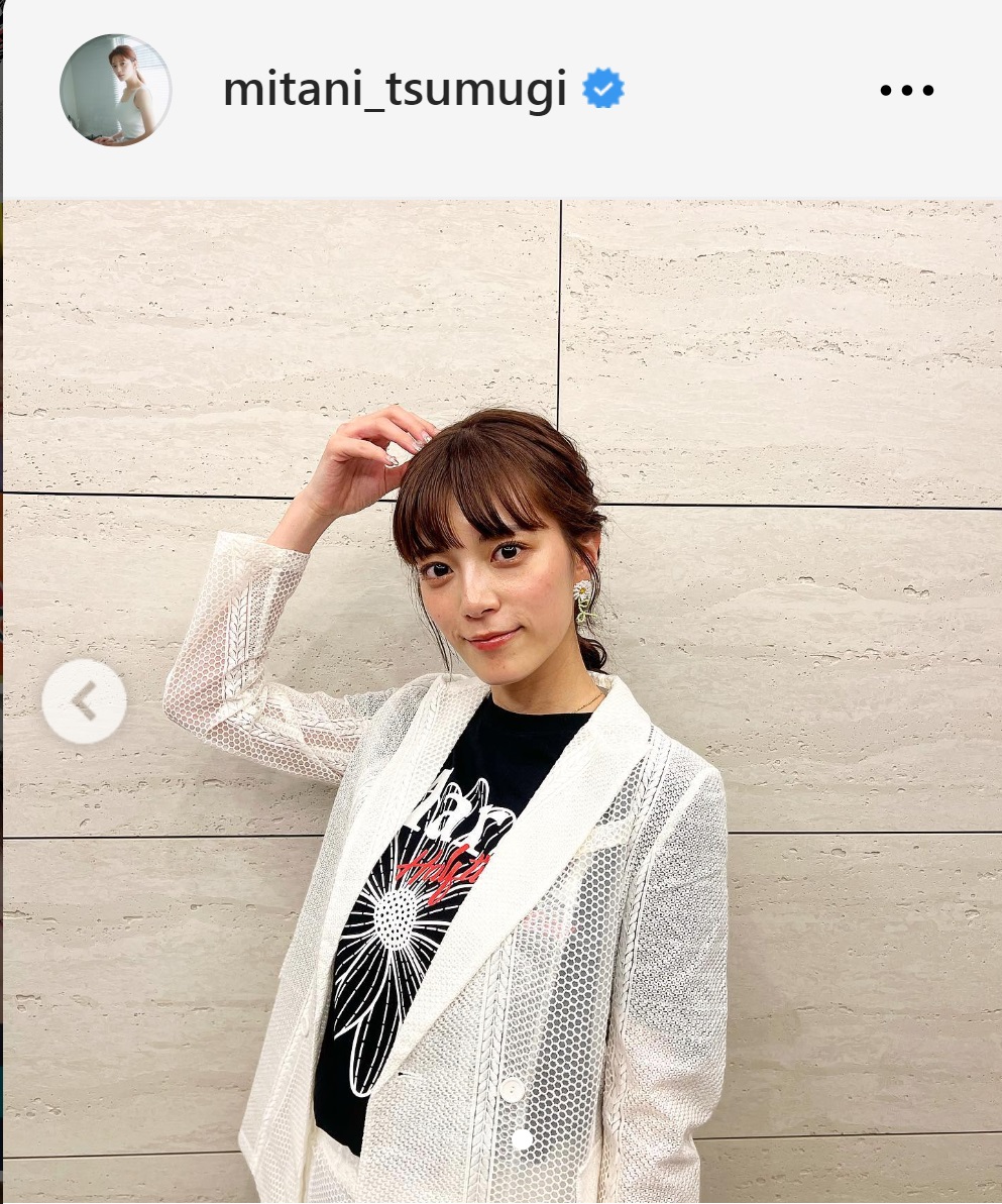 花をモチーフにした涼しげなコーデを披露した三谷紬アナ（テレ朝三谷紬アナのインスタグラムから）