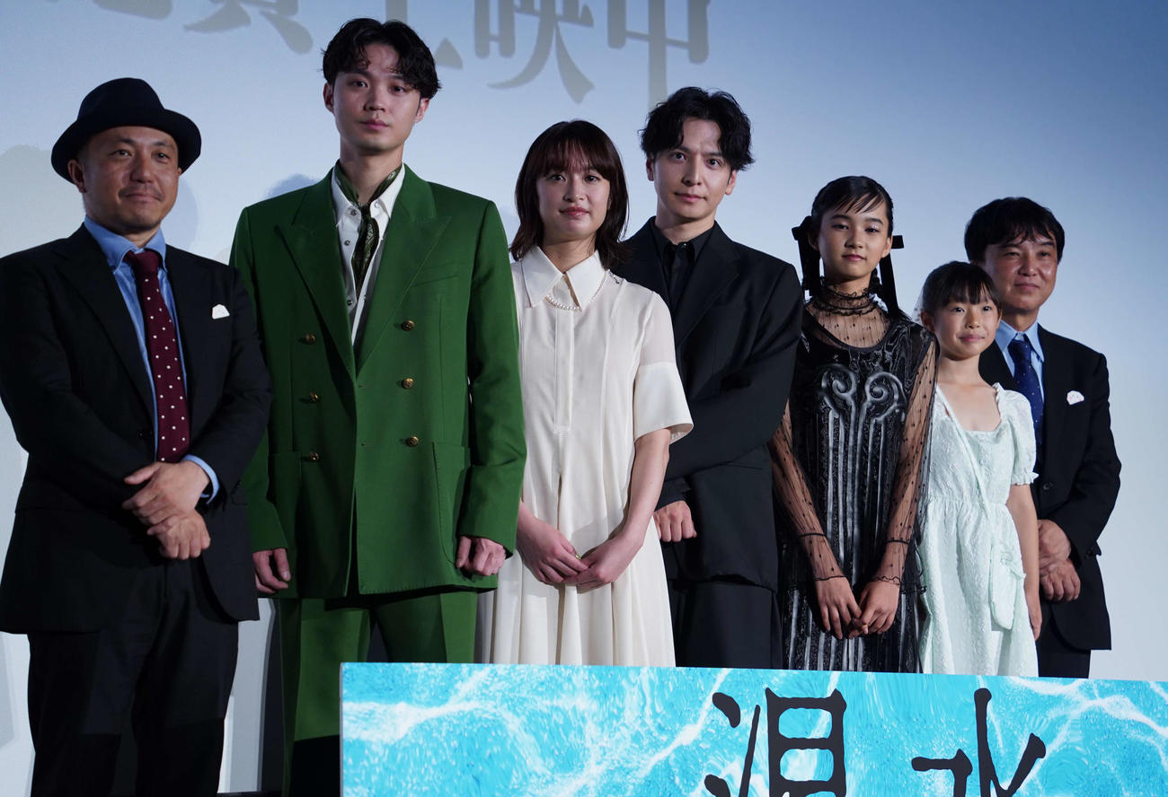 映画「渇水」の舞台あいさつを行った左から白石和彌氏、磯村勇斗、門脇麦、生田斗真、山崎七海、柚穂、高橋正弥監督（撮影・佐藤勝亮）