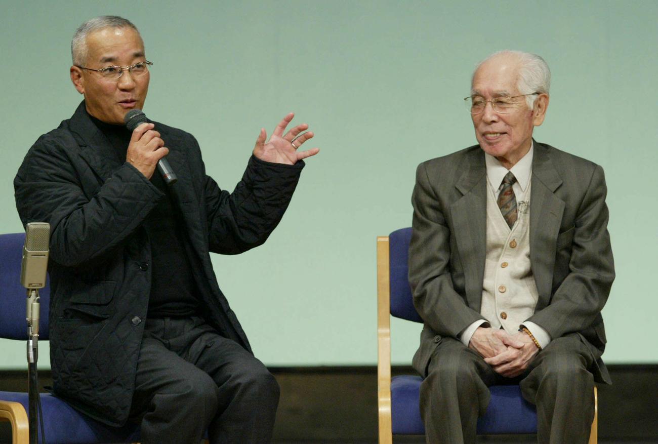 04年11月、喜味こいしさん（右）の呼び掛けで久々の舞台に上がったパンチの上岡龍太郎さん