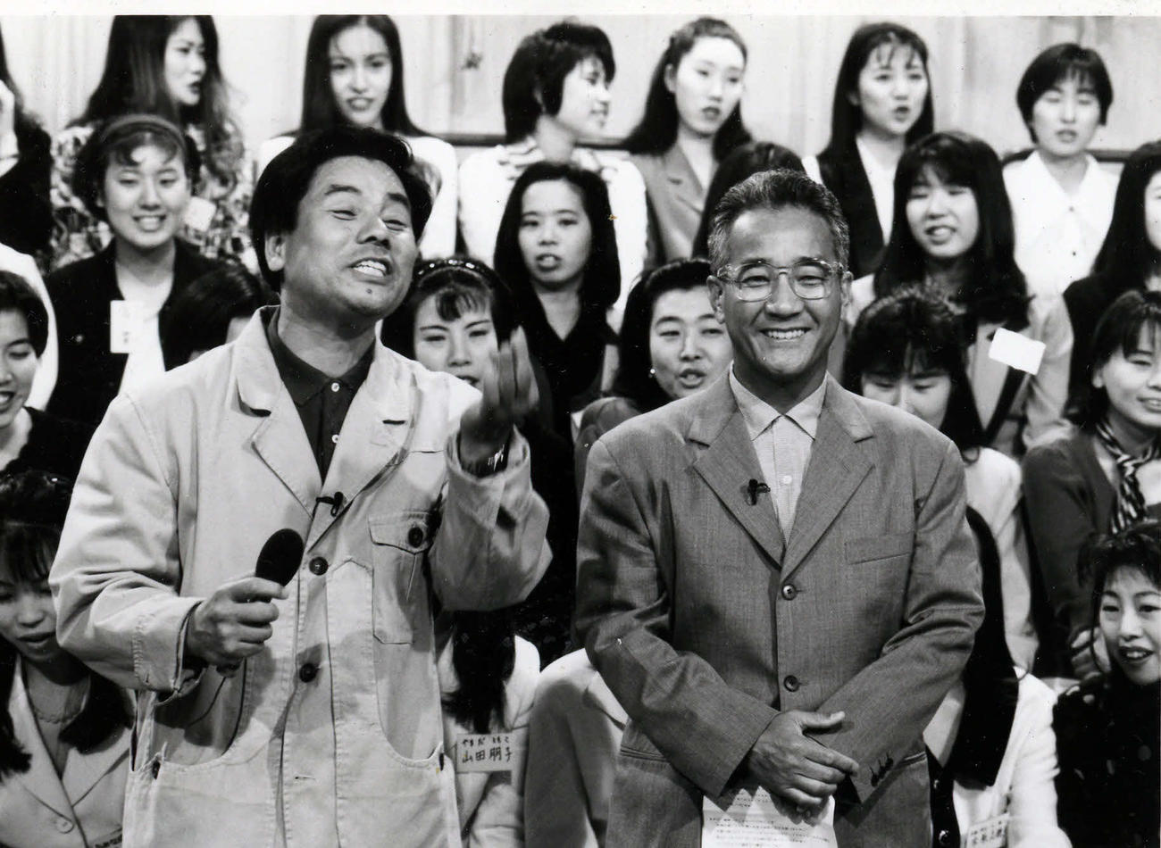 93年、「ノックは無用」に出演する上岡龍太郎さん。左は桑原征平アナウンサー