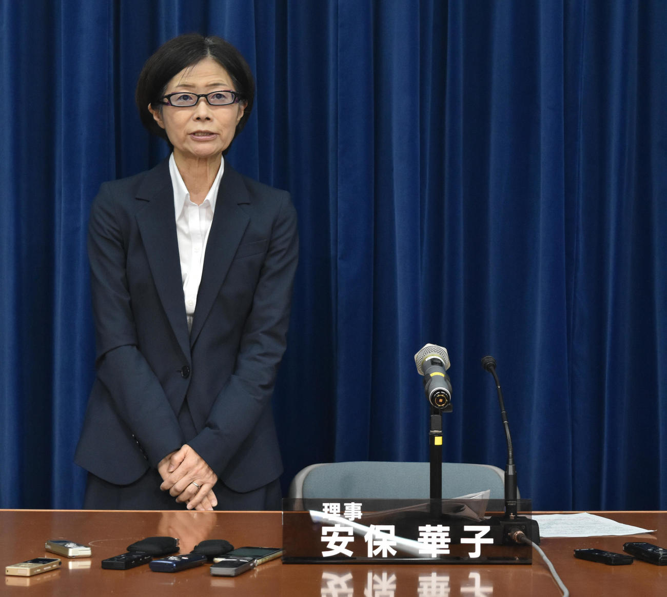 NHK放送文化研究所における世論調査対象者資料の紛失についての会見冒頭で謝罪するNHK安保華子理事