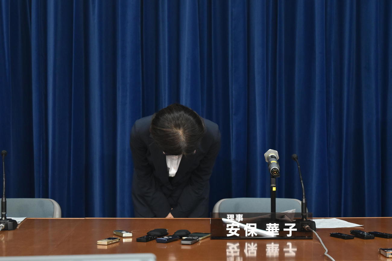 NHK放送文化研究所における世論調査対象者資料の紛失についての会見冒頭で謝罪するNHK安保華子理事