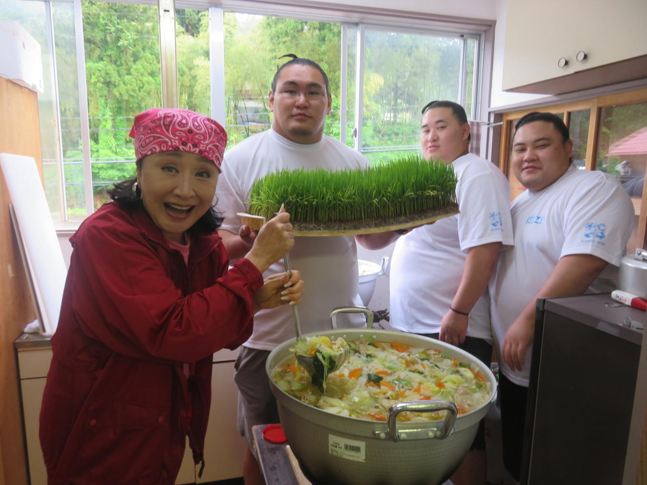 「越後情話立浪部屋ファーム」でブランド米「越後情話」の田植えセレモニー出席後に、ちゃんこ鍋を作って地元の人たちに振る舞った、左から小林幸子、関脇豊昇龍ら