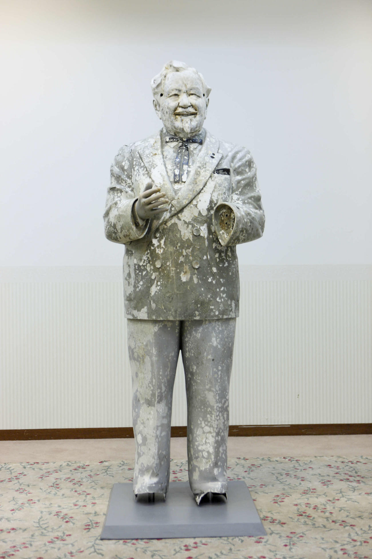 上岡龍太郎さんが「探偵！　ナイトスクープ」の番組内で救う企画を展開した、道頓堀川から引き上げられたカーネル・サンダース像（KFCホールディングス提供）