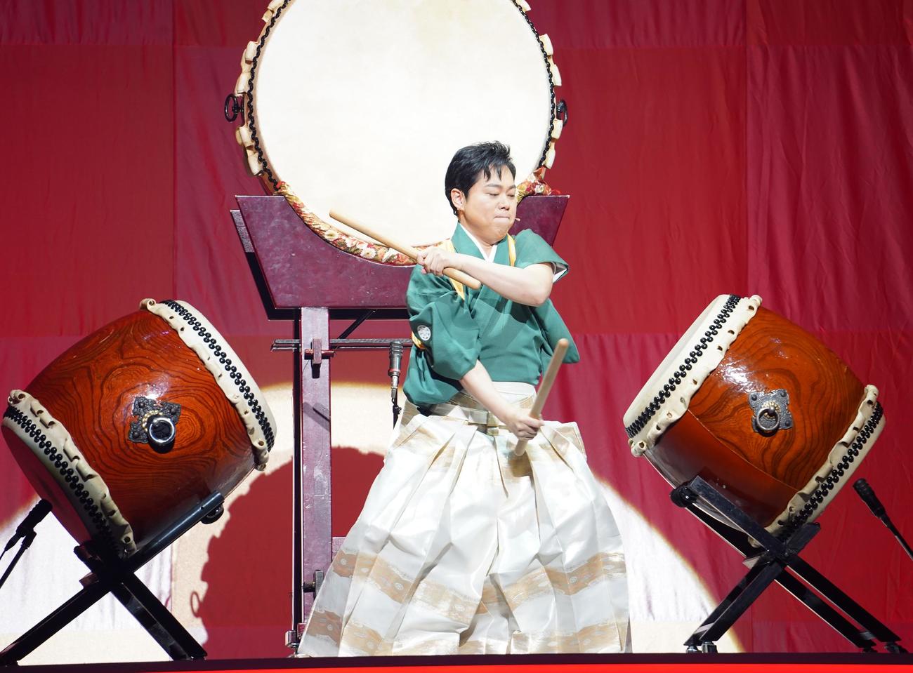 パフォーマンスする三山ひろし（撮影・佐藤勝亮）