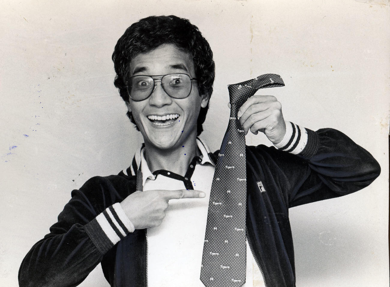 79年、プレゼントするネクタイを手に持つ上岡龍太郎さん