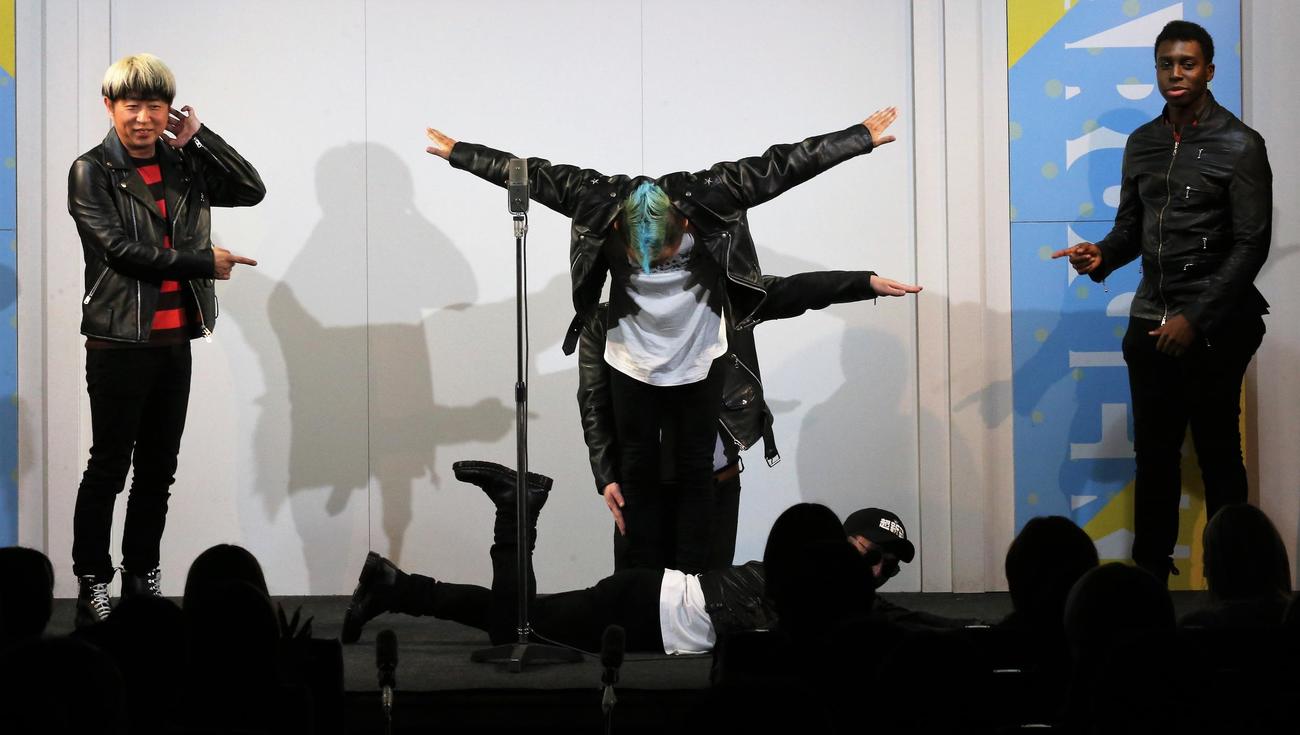 「東京センターマイク」でネタを披露する超新塾は「正」の人文字を披露。左はイーグル溝神右はアイクぬわら（撮影・高橋洋平）