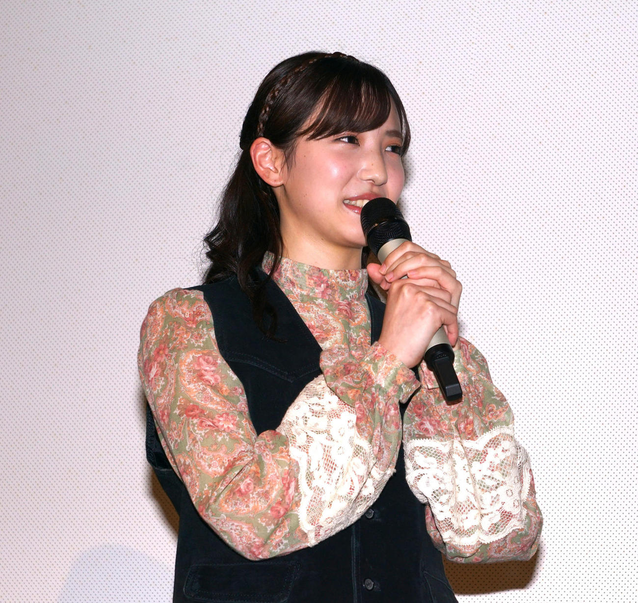 映画「美男ペコパンと悪魔」公開記念舞台あいさつでトークするAKB48下尾みう