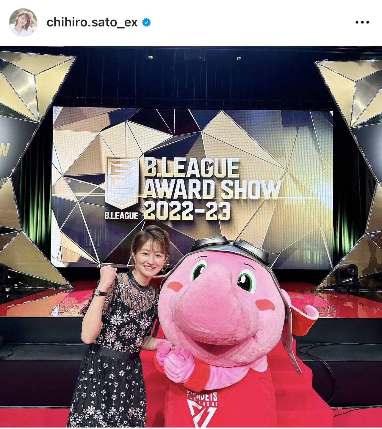 佐藤ちひろアナウンサーと千葉ジェッツふなばしのマスコット・ジャンボくんのツーショット（佐藤ちひろアナウンサーのインスタグラムから）