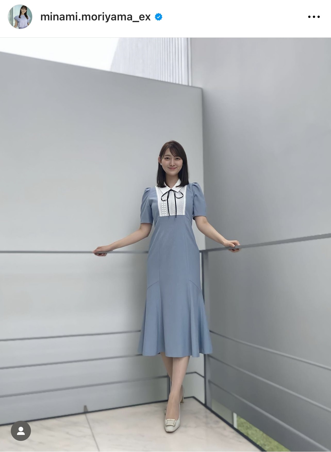 胸元に黒いリボンが付いた水色のワンピース姿の森山みなみアナウンサー（森山みなみアナウンサーのインスタグラムから）