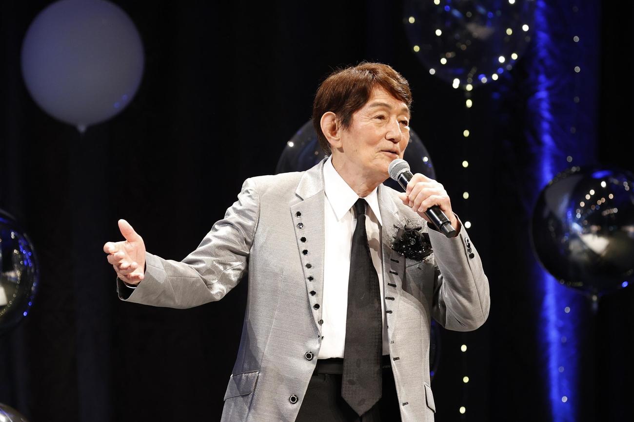 「松本零士先生　お別れの会」献歌する、ささきいさお