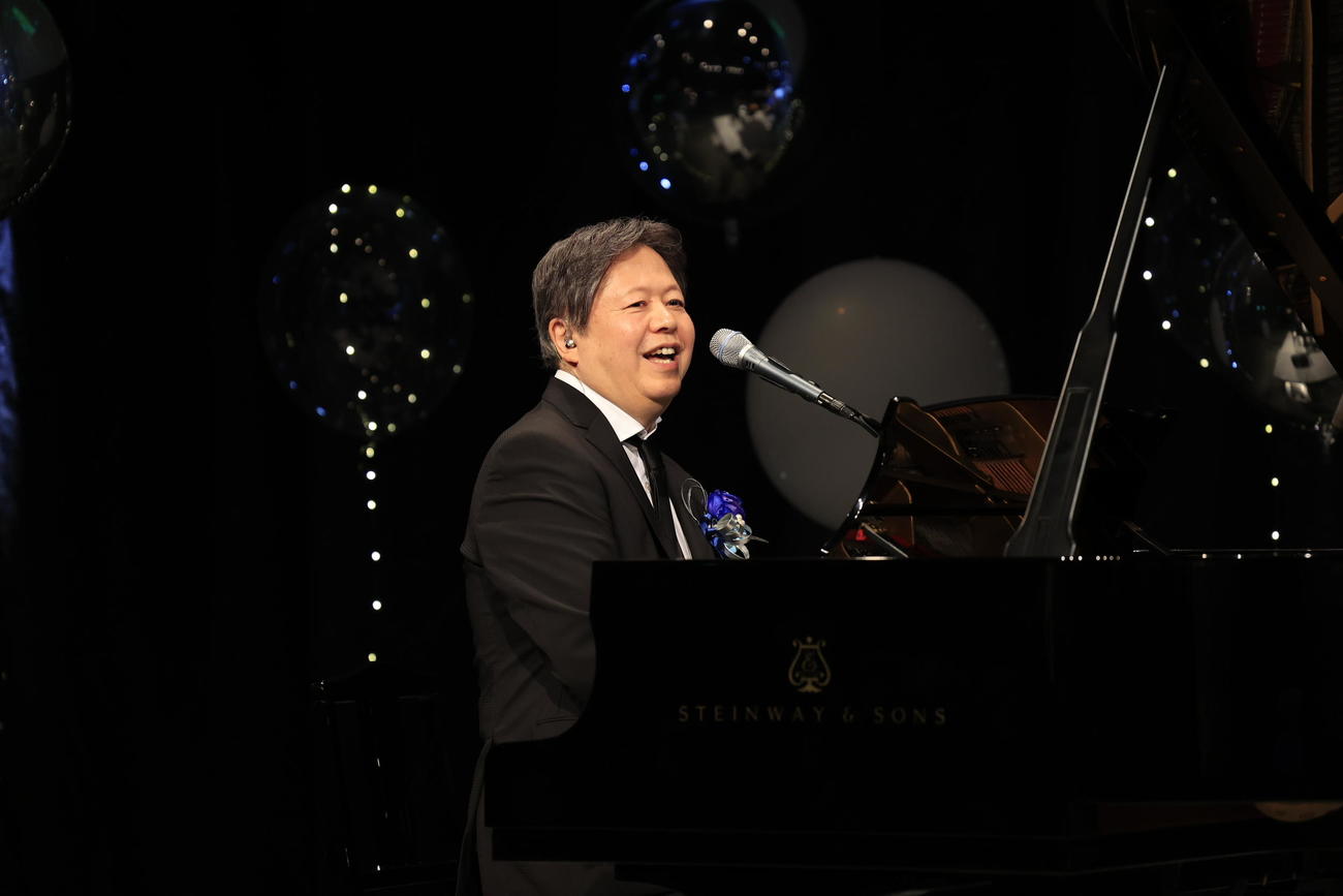 「松本零士先生　お別れの会」献歌するタケカワユキヒデ