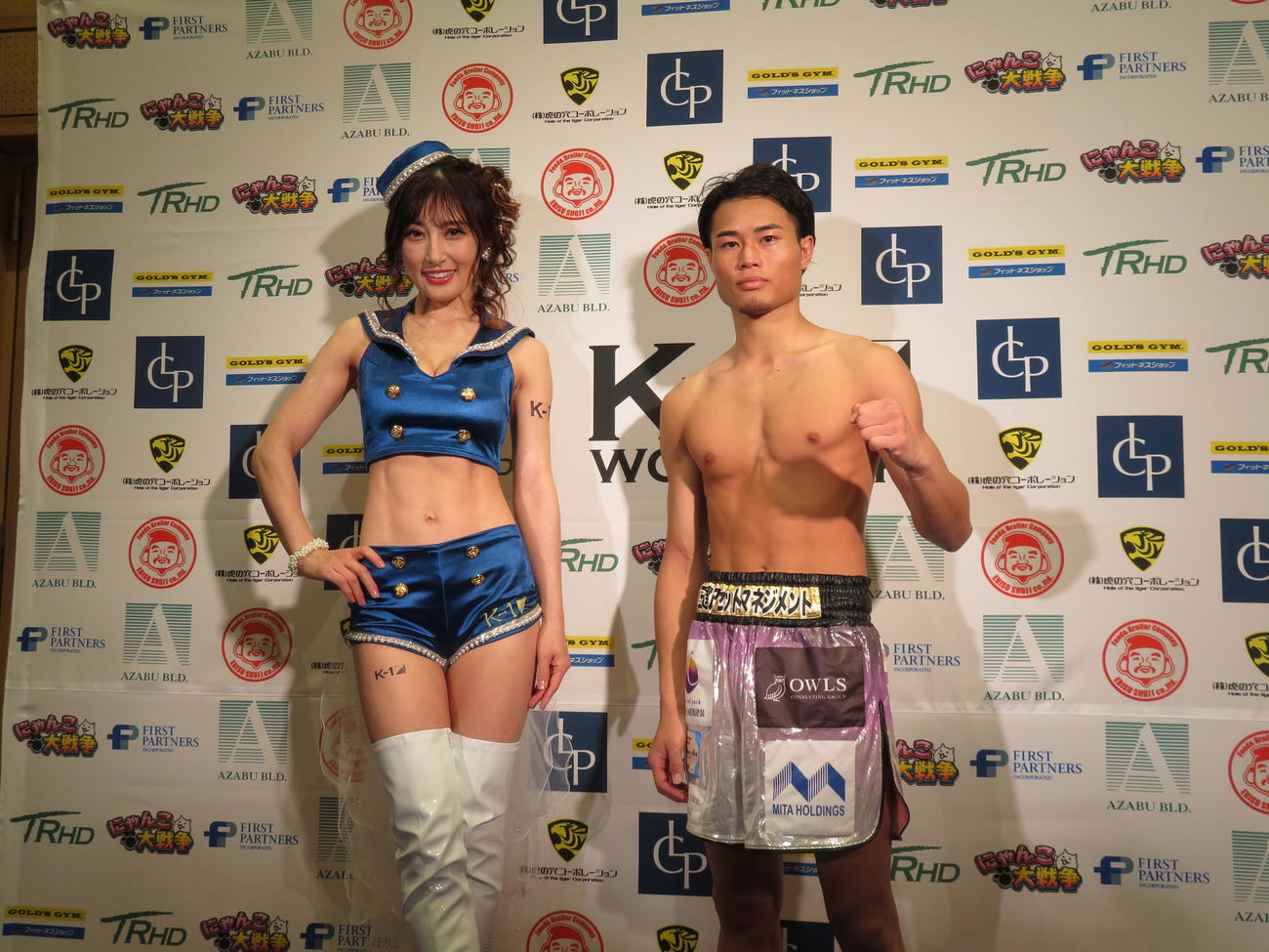 横浜武道館で開催されたK－1横浜大会でスペシャルラウンドガールを担当した熊田曜子とK－1池田幸司選手