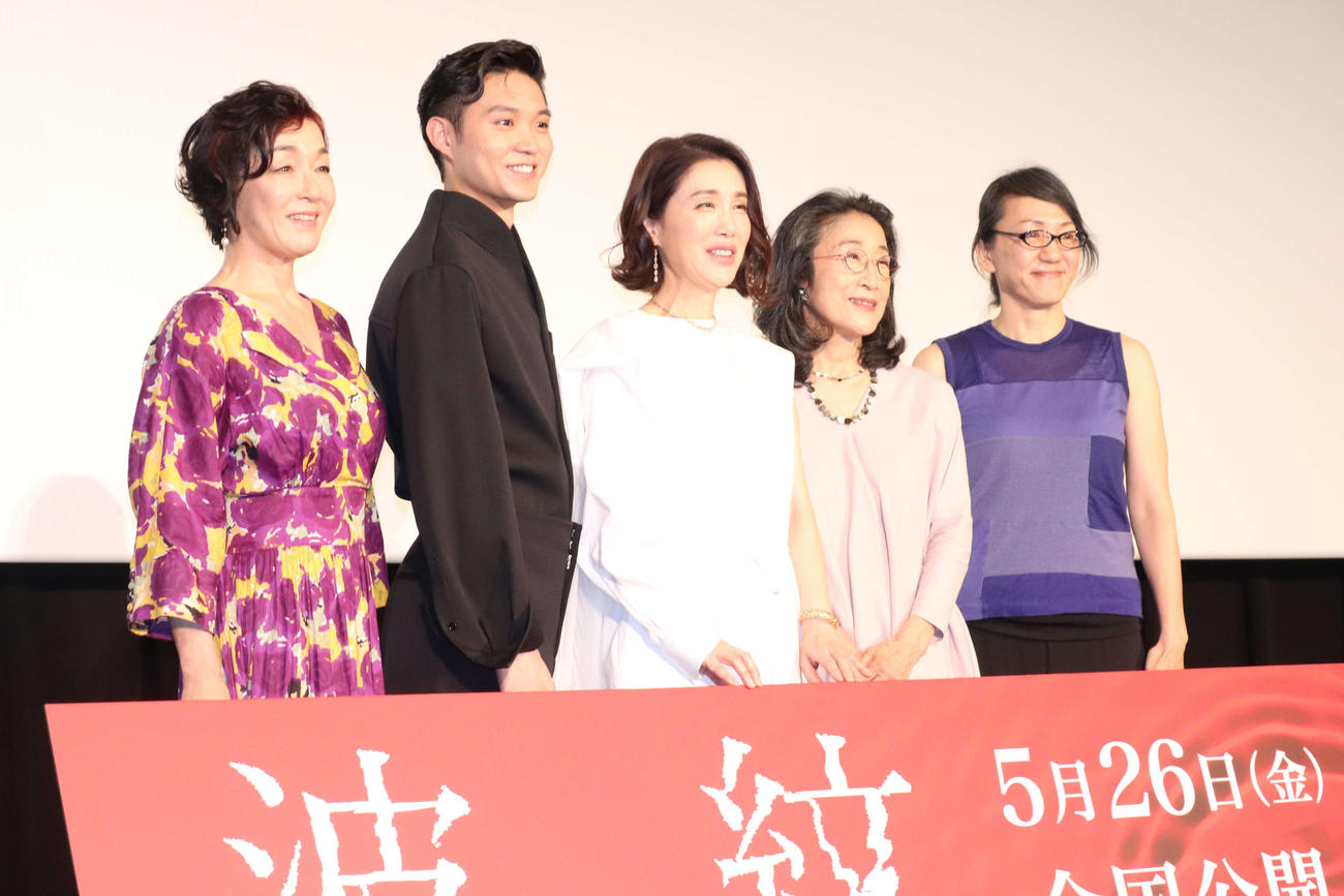 5月、映画「波紋」プレミア上映会に登壇した左から、キムラ緑子、磯村勇斗、筒井真理子、木野花、荻上直子監督