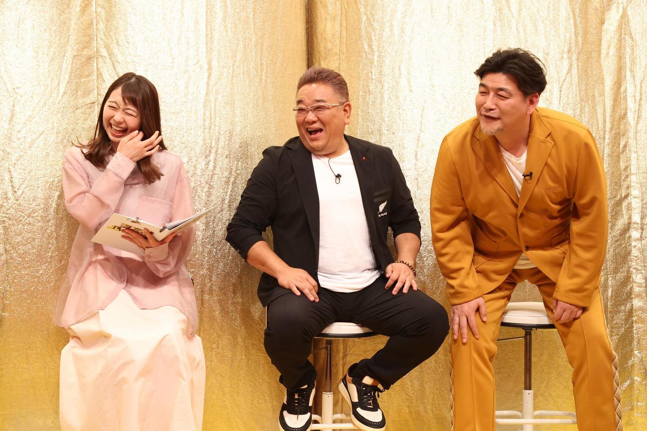 「深夜のハチミツ」に出演する、左からフジテレビ小室瑛莉子アナウンサー、サンドウィッチマンの伊達みきおと富澤たけし（C）フジテレビ
