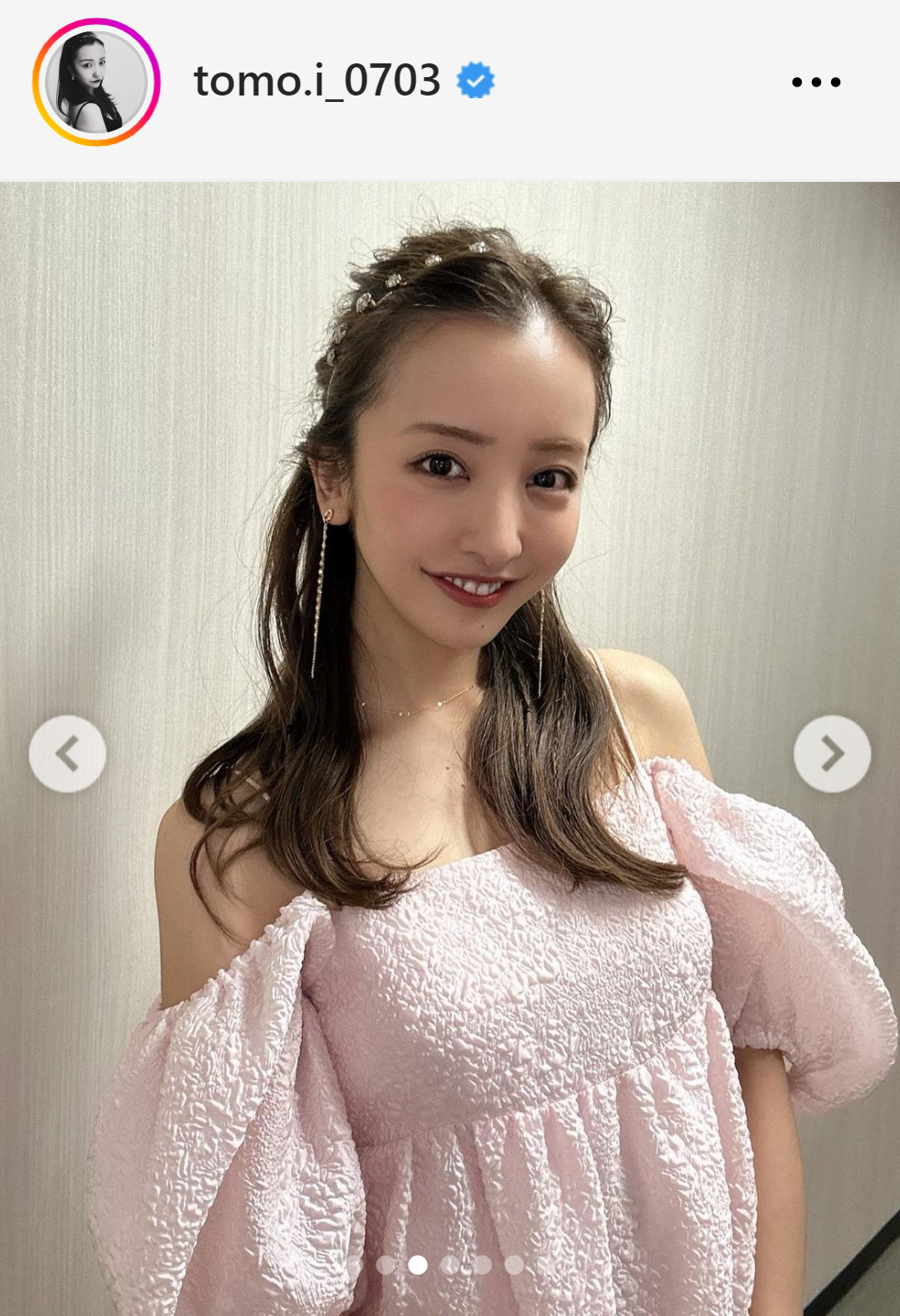 ピンク色のミニドレス姿の板野友美（板野友美のインスタグラムから）