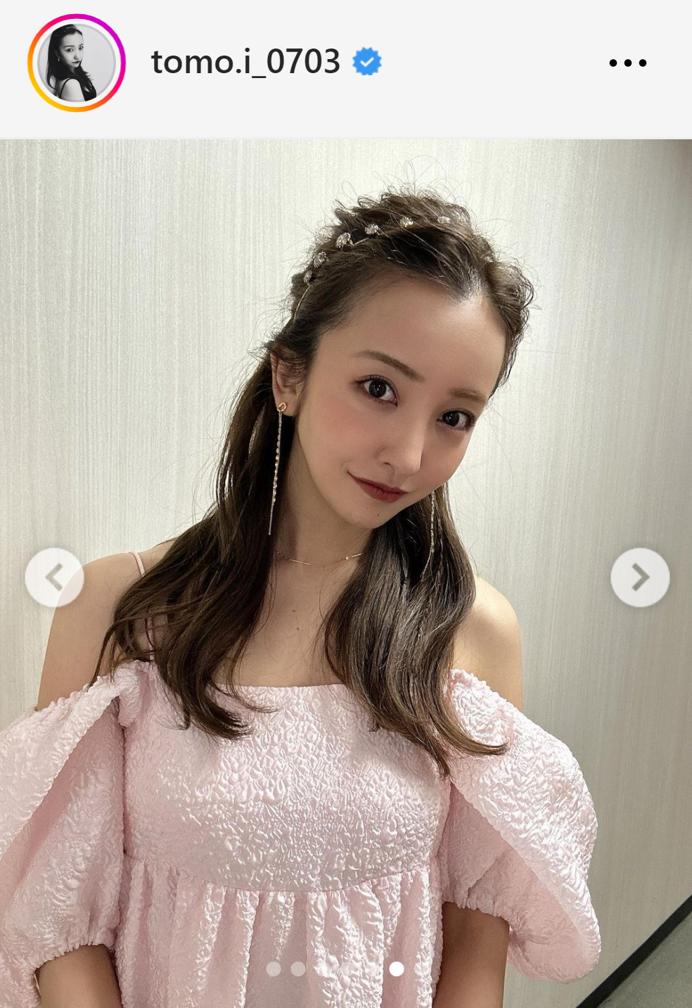 ピンク色のミニドレス姿の板野友美（板野友美のインスタグラムから）