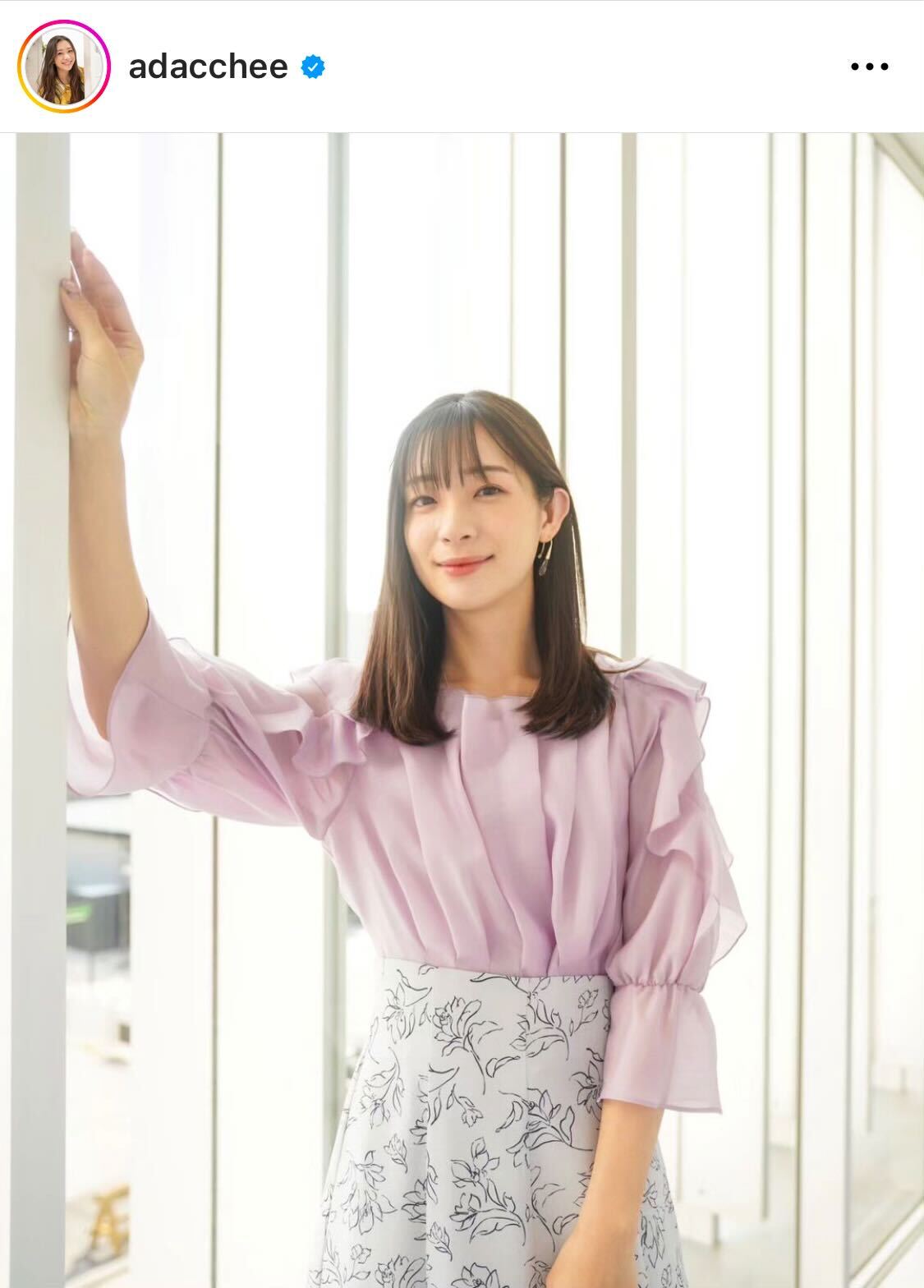 足立梨花はストレートヘアの清楚な姿（足立梨花のインスタグラムから）