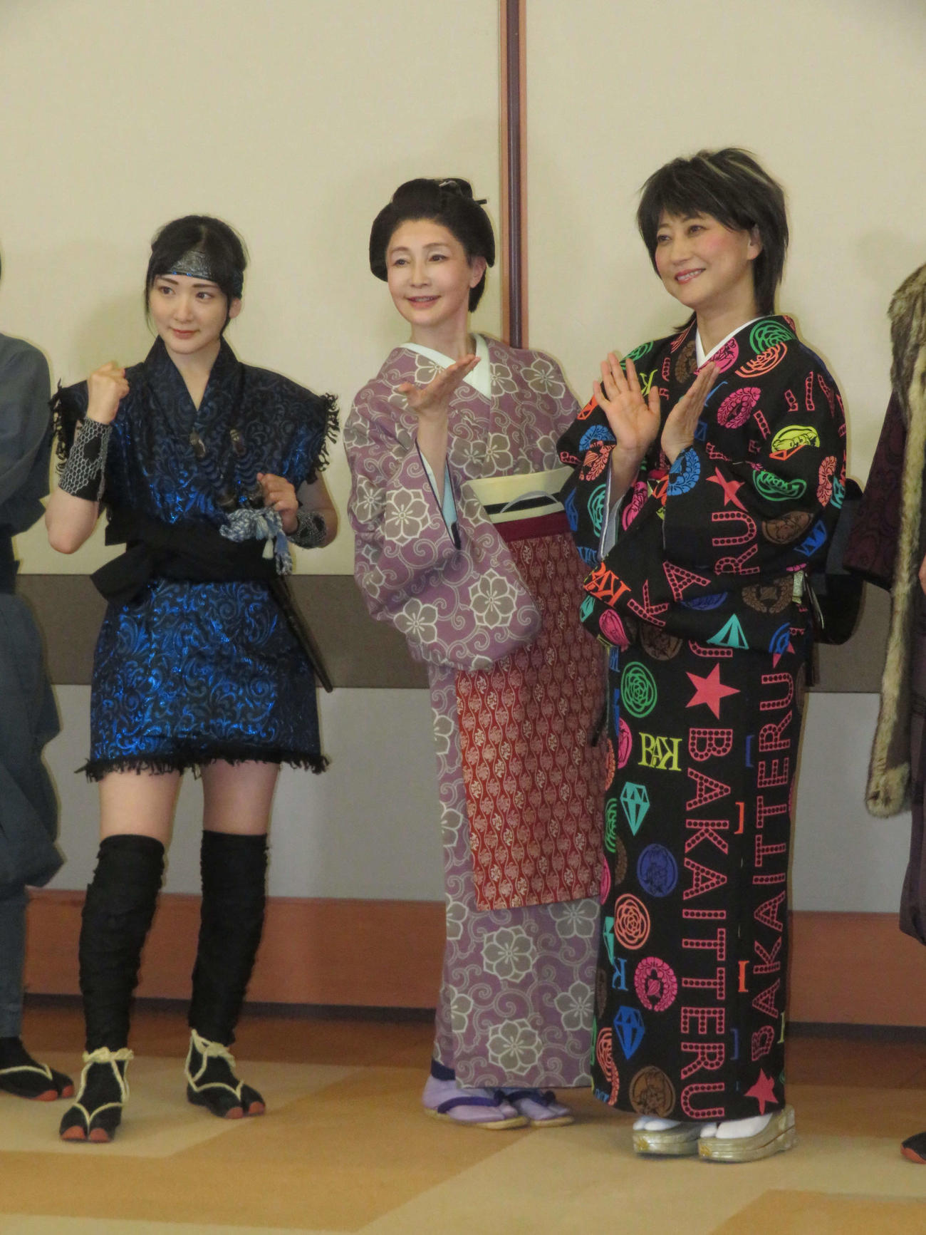 「水谷千重子50周年記念公演」に出演する（左から）生駒里奈、YOU、水谷千重子（撮影・横山慧）