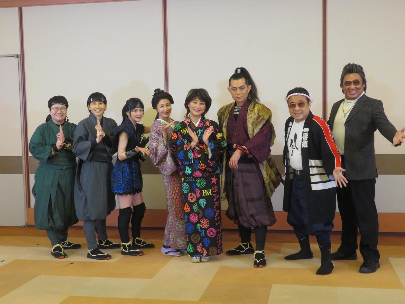 「水谷千重子50周年記念公演」に出演する（左から）ハリセンボン近藤春菜、箕輪はるか、生駒里奈、YOU、水谷千重子、的場浩司、八公太郎、倉たけし（撮影・横山慧）