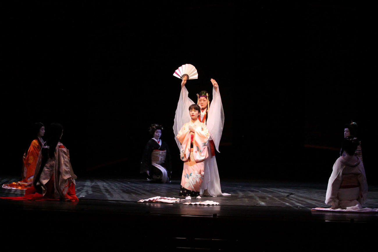 日本舞踊　未来座＝最（SAI）＝「舞姫」で主人公マイを演じる藤間紫（中央）