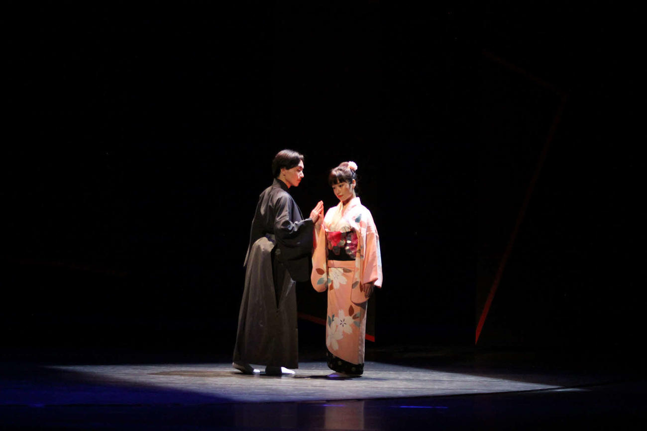 日本舞踊　未来座＝最（SAI）＝「舞姫」で主人公マイを演じる藤間紫（右）