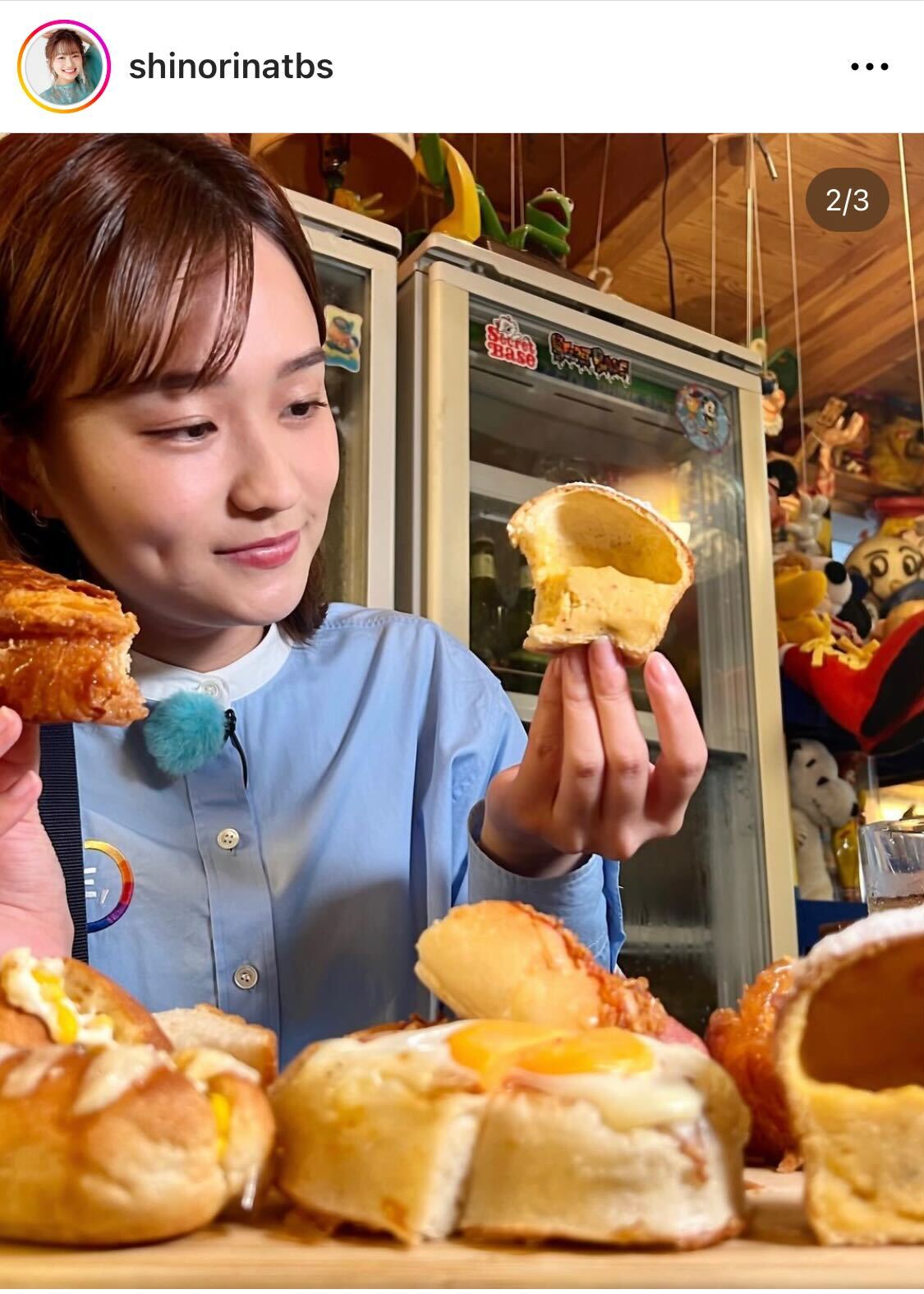 両手にパンを持ちほおばるTBS篠原梨菜アナ（篠原梨菜アナのインスタグラムから）