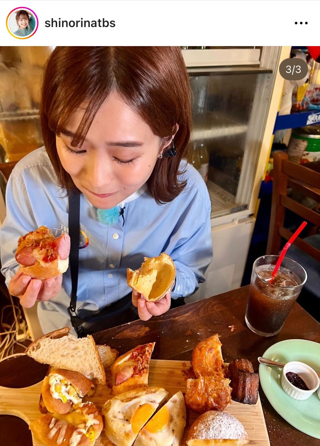 両手にパンを持ちほおばるTBS篠原梨菜アナ（篠原梨菜アナのインスタグラムから）