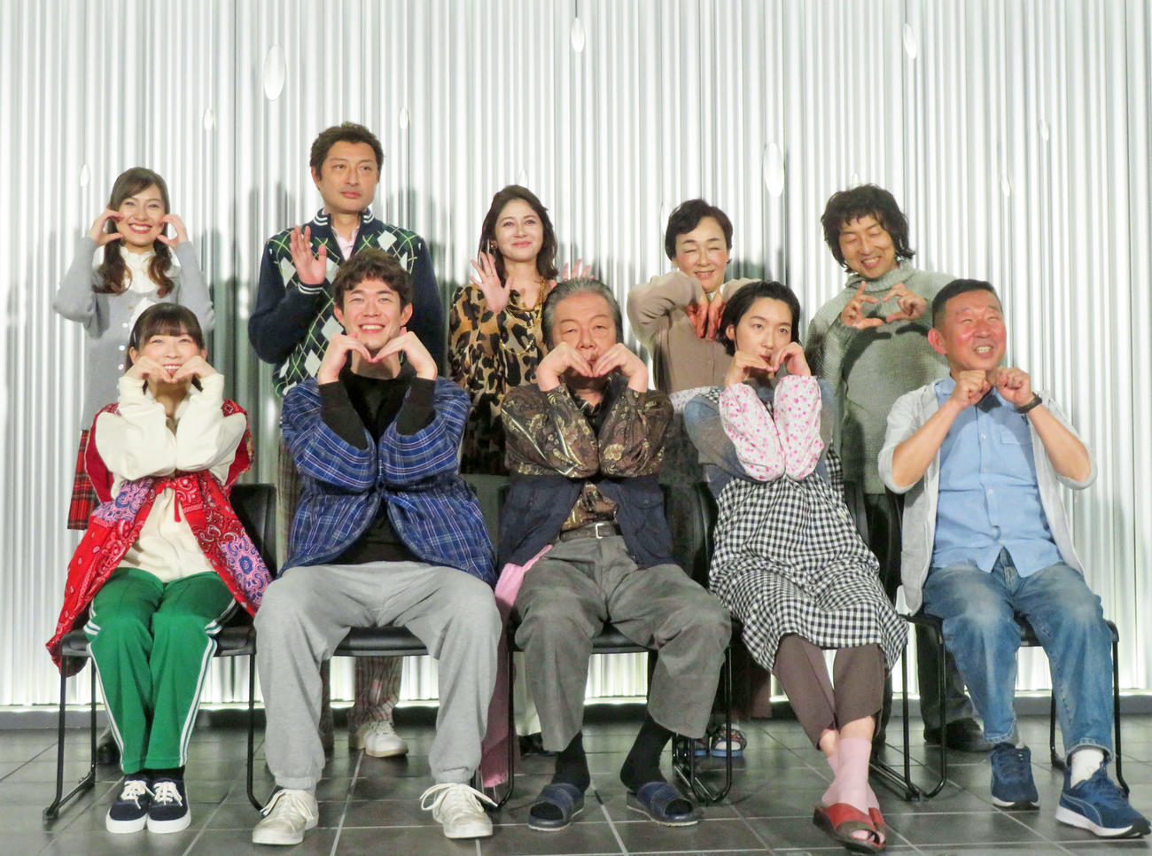 舞台「パラサイト」合同取材会に参加した、前列左から伊藤沙莉、宮沢氷魚、古田新太、江口のりこ、演出の鄭義信氏、後列左から恒松祐里、山内圭哉、真木よう子、キムラ緑子、みのすけ（撮影・村上幸将）
